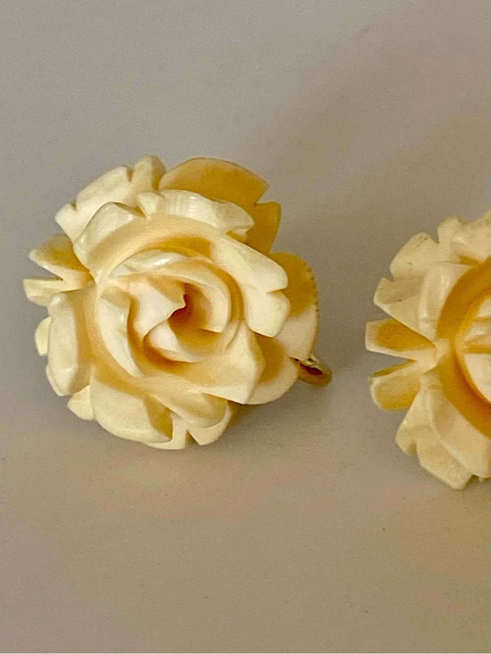 Winard Vintage Carved Flower Screw-Back Earrings